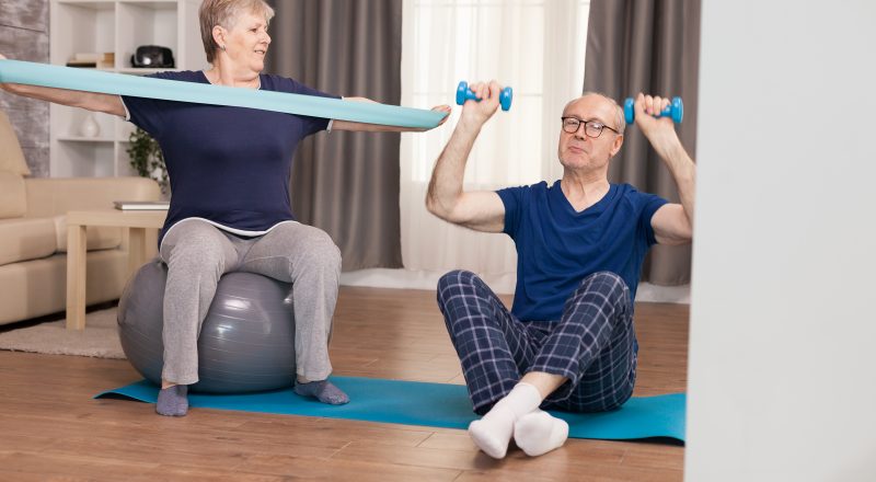 idosos fazendo exercicios