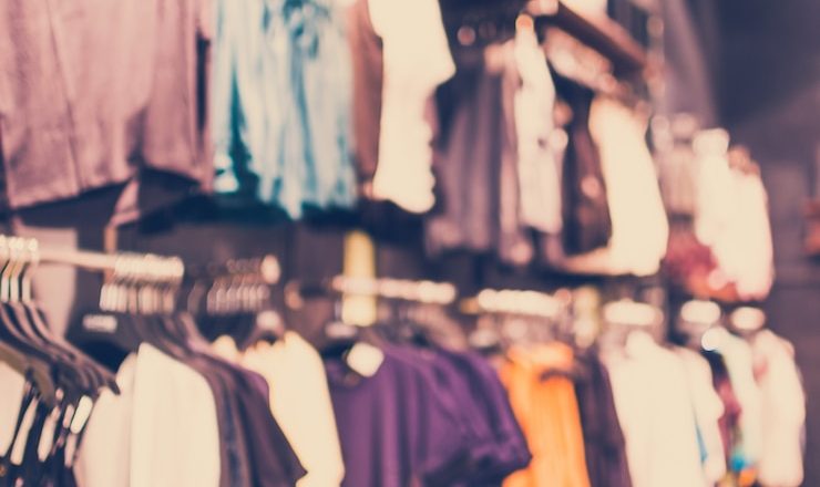 Roupas masculinas penduradas em cabides