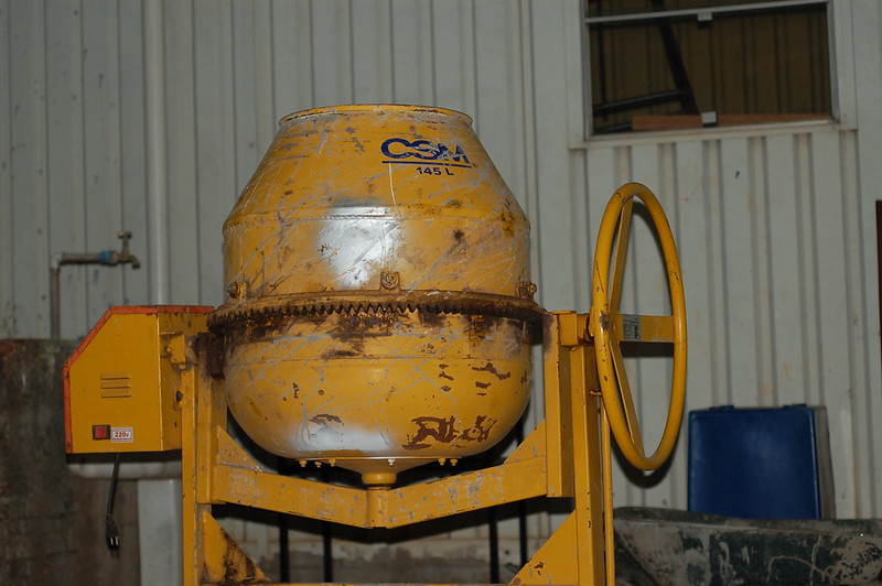 Betoneira amarela usada