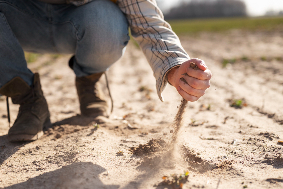 Homem faz processo de escalonamento na agricultura