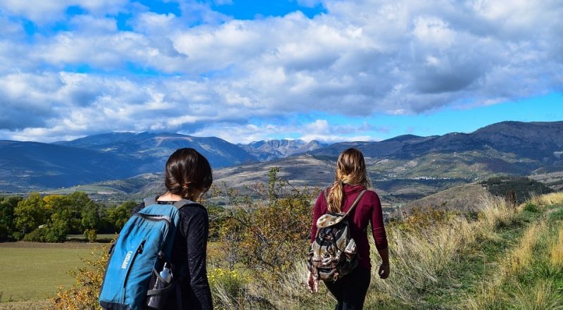 Duas pessoas fazem trilha