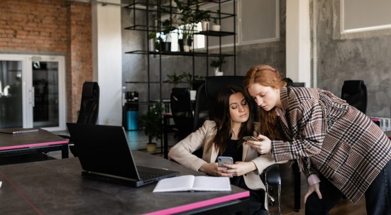 Mulheres em escritório conversando sobre trabalho
