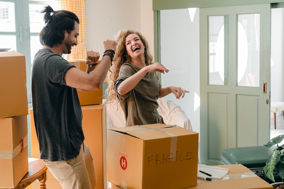 Casal feliz em casa nova