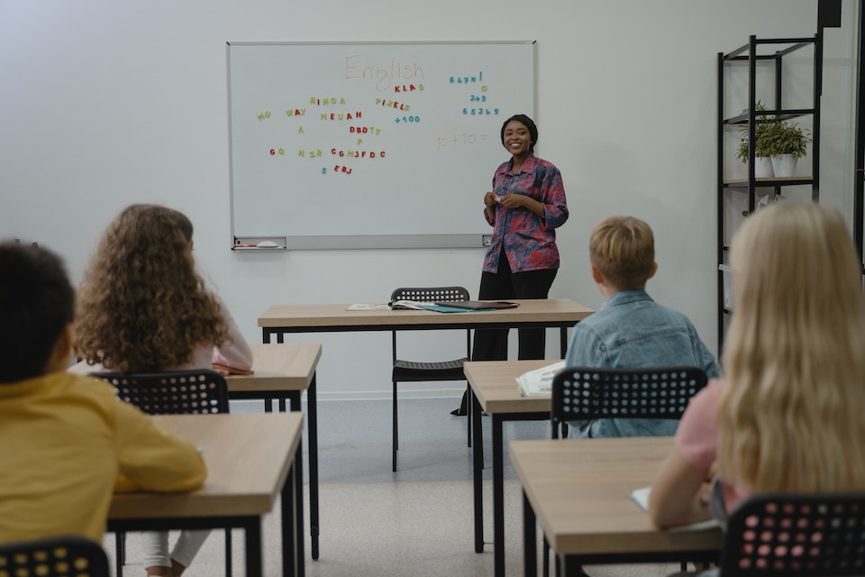 Professora e crianças na sala de aula