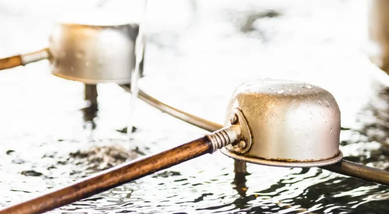 Poço artesiano ou semiartesiano mostrando equipamento de extração de água em operação, importante na escolha entre estes dois tipos de poços.