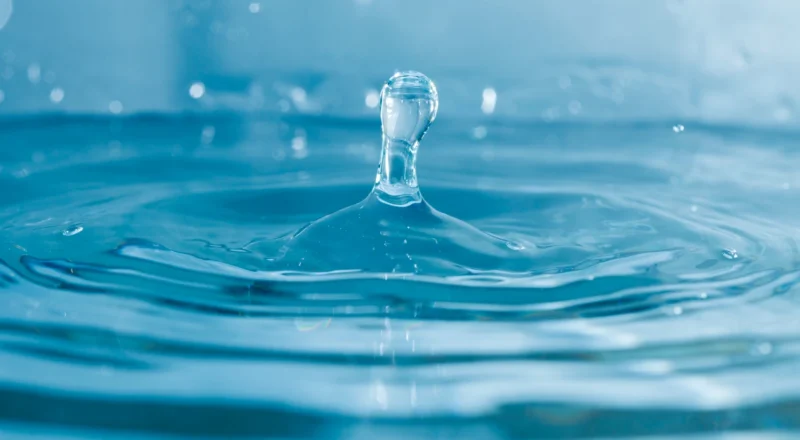 Imagem ilustrativa sobre problemas que podem reduzir a vazão de um poço, com destaque para a água e uma gota caindo.