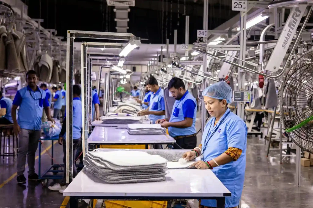 Operadores em uma linha de produção industrial focados em automação, controle e manutenção para garantir operações seguras e contínuas.