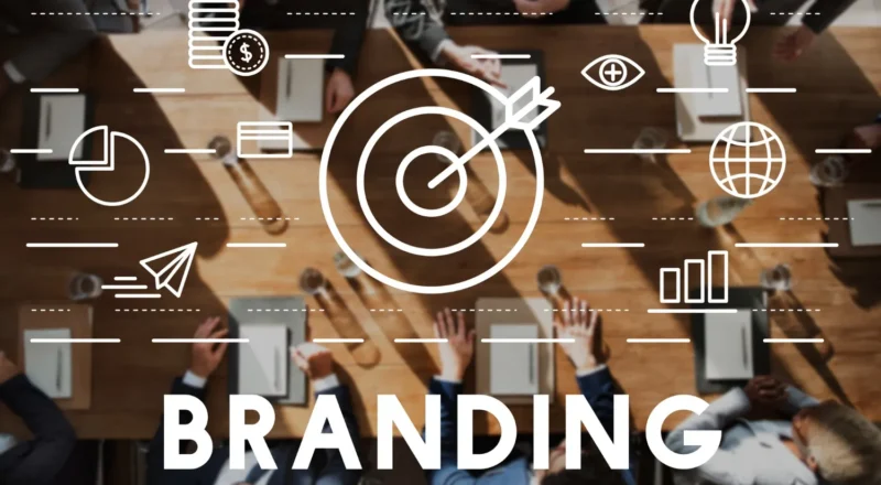 Nostalgia como estratégia de branding: como usar memória afetiva sem parecer datado: Imagem com pessoas em reunião ao fundo e ícones digitais de branding e marketing sobrepostos, com o texto BRANDING em destaque no centro.