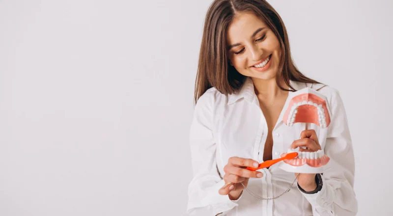 Dentista mostra como se deve escovar os dentes