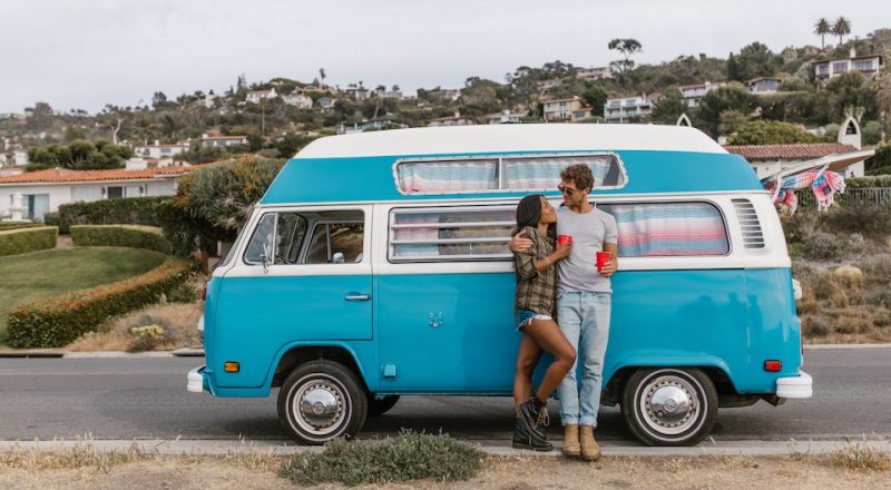 Casal em frente ao seu motorhome