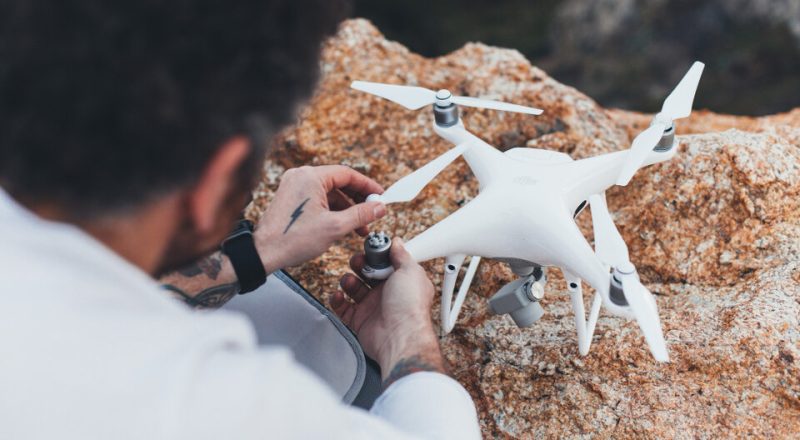 A vida útil de um drone é uma preocupação comum entre os entusiastas e profissionais que utilizam esses equipamentos. Em geral, a expectativa de vida de um drone de qualidade razoável é de 1 a 3 anos, quando usado regularmente. No entanto, é importante ressaltar que isso pode variar consideravelmente, dependendo do modelo, do uso e dos cuidados com a manutenção. Para prolongar a vida útil do drone, é essencial que o usuário faça uma manutenção adequada e regular do equipamento. Isso inclui verificar regularmente os componentes, como as hélices, baterias e motores, e substituí-los quando necessário. Além disso, é importante seguir as recomendações do fabricante em relação ao armazenamento e transporte do drone, evitando exposição a temperaturas extremas e impactos que danifiquem o equipamento. No entanto, mesmo com os cuidados necessários, é importante estar ciente de que a vida útil do drone pode ser afetada por fatores externos, como acidentes, desgaste natural e obsolescência tecnológica. Por isso, é importante considerar esses fatores ao decidir investir em um drone, avaliando a relação custo-benefício e as necessidades específicas do usuário. Vida Útil de um Drone A vida útil de um drone pode variar de acordo com diversos fatores, como a idade do equipamento, a tecnologia utilizada, a manutenção adequada, a qualidade da bateria e das hélices, entre outros. Em geral, espera-se que um drone de qualidade razoável tenha uma vida útil média de 1 a 3 anos, quando usado regularmente. No entanto, é importante ressaltar que isso pode variar consideravelmente, dependendo do uso e dos cuidados com o equipamento. A tecnologia utilizada no drone também pode influenciar na vida útil do equipamento. Drones mais antigos podem ter uma vida útil mais curta, ao podarem não ser compatíveis com as tecnologias mais recentes. Por outro lado, drones mais novos podem ter uma vida útil maior, ao serem projetados para serem mais duráveis e resistentes. A manutenção adequada do drone é fundamental para garantir sua vida útil. É importante realizar manutenções preventivas, como a verificação da vida útil e ciclos de carga das baterias do drone e do controle, a verificação da integridade das hélices e da qualidade da imagem em fotos e vídeos. Além disso, é recomendável procurar uma assistência técnica especializada em drones para realizar manutenções corretivas, quando necessário. A qualidade da bateria e das hélices também pode afetar a vida útil do drone. É importante utilizar baterias de qualidade e realizar o carregamento de forma adequada, seguindo as instruções do fabricante. As hélices devem ser verificadas regularmente e substituídas quando necessário, para evitar acidentes e garantir o bom funcionamento do equipamento. Em resumo, a vida útil de um drone pode variar de acordo com diversos fatores, mas é possível estender sua durabilidade com os devidos cuidados e manutenção adequada. Regulamentação e Legislação Os drones possuem regulamentação e legislação específicas para sua utilização no Brasil. A Agência Nacional de Aviação Civil (ANAC) é responsável por ditar as regras do jogo e acompanha o crescimento exponencial da demanda por drones. Registro e Cadastro Para utilizar um drone no Brasil, é necessário registrar a aeronave na ANAC e realizar o cadastro na Agência Nacional de Telecomunicações (ANATEL). O registro é obrigatório e deve ser feito de acordo com as normas estabelecidas pela ANAC. Regras e Regulamentos de Voo As regras e regulamentos de voo para drones são estabelecidos pelo Departamento de Controle do Espaço Aéreo (DECEA) e pelo Sistema de Aeronaves Não Tripuladas (SISANT). É importante que os usuários conheçam essas regras para garantir a segurança de pessoas e patrimônios. Algumas das principais regras incluem: Não voar em áreas proibidas, como aeroportos, áreas militares e áreas de segurança nacional; Não voar acima de 122 metros de altura; Não voar próximo a pessoas ou animais; Não voar à noite, a menos que a aeronave possua iluminação adequada. Certificação e Treinamento Para operar drones profissionalmente, é necessário possuir certificação da ANAC e realizar treinamentos específicos. A certificação comprova que o usuário está apto a operar a aeronave e seguir as regras de segurança. Além disso, é importante que os usuários realizem treinamentos específicos para operar drones com segurança e eficiência. Existem diversas empresas que oferecem cursos de treinamento para operação de drones. Operação de Drones Os drones são aeronaves não tripuladas que podem ser controladas remotamente por um operador. A operação de drones é uma atividade que requer habilidades específicas e conhecimentos técnicos para garantir a segurança das pessoas e do equipamento. Nesta seção, serão abordados alguns tópicos importantes relacionados à operação de drones. Pilotagem e Controle A pilotagem de drones requer habilidades específicas, como coordenação motora fina, conhecimento de aerodinâmica e capacidade de tomar decisões rápidas. O controle remoto do drone é realizado por meio de um controlador, que se comunica com o drone por meio de sinais de rádio. É importante que o operador tenha um bom conhecimento do controlador e dos comandos para garantir um voo seguro e eficiente. Segurança e Precauções A segurança é uma das principais preocupações na operação de drones. É importante seguir as regras e regulamentos estabelecidos pelas autoridades competentes para garantir a segurança das pessoas e do equipamento. Alguns cuidados importantes incluem: Verificar as condições climáticas antes do voo; Manter uma distância segura de pessoas, animais e objetos; Evitar voar em áreas proibidas ou restritas; Verificar o nível de bateria do drone antes do voo; Ter um plano de voo e um plano de emergência em caso de problemas. Usos e Aplicações Os drones têm uma ampla variedade de usos e aplicações, desde a agricultura até a segurança pública. Algumas das principais áreas de aplicação incluem: Agricultura: os drones podem ser usados para monitorar plantações, identificar áreas com problemas e aplicar defensivos de forma mais precisa; Construção: os drones podem ser usados para monitorar o progresso das obras, inspecionar estruturas e mapear o terreno; Segurança pública: os drones podem ser usados para monitorar grandes eventos, identificar suspeitos e ajudar em operações de resgate; Fotografia e filmagem: os drones podem ser usados para capturar imagens e vídeos aéreos de alta qualidade. Em todas as aplicações, é importante seguir as melhores práticas de operação de drones para garantir a segurança e eficiência do equipamento. Além disso, é recomendável contratar um seguro de responsabilidade civil para cobrir possíveis danos causados pelo drone durante a operação. Tecnologia de Drones Os drones são equipamentos tecnológicos que utilizam uma série de componentes eletrônicos e acessórios para realizar suas funções. Nesta seção, serão abordados os principais equipamentos e acessórios que compõem um drone, além da evolução dos drones e as tecnologias emergentes. Equipamentos e Acessórios Os drones são equipados com uma variedade de componentes eletrônicos, como motores, baterias, sensores, controladores de voo e câmeras. Além disso, existem acessórios que podem ser adicionados aos drones, como hélices de reposição, filtros de lente, luzes de navegação e suportes para celular. As câmeras são um dos acessórios mais importantes para os drones, pois permitem a captura de imagens e vídeos aéreos. As câmeras variam em qualidade e preço, desde modelos básicos até câmeras profissionais de alta resolução. Os drones também podem ser equipados com GPS, que permite a localização e o controle preciso do drone. Os sensores de obstáculos são outro equipamento importante, pois ajudam a evitar colisões durante o voo. Evolução dos Drones Os drones evoluíram significativamente desde sua criação, com melhorias em sua capacidade de voo, estabilidade, autonomia e qualidade de imagem. Os drones mais antigos eram controlados por rádio e tinham uma autonomia limitada, enquanto os drones modernos podem ser controlados por meio de um aplicativo de smartphone e têm uma autonomia de até 30 minutos ou mais. Além disso, os drones agora vêm com uma variedade de recursos avançados, como modos de voo autônomo, rastreamento de objeto e detecção de obstáculos. Esses recursos tornam os drones mais fáceis de usar e permitem que os usuários capturem imagens e vídeos de alta qualidade com facilidade. Tecnologias Emergentes As tecnologias emergentes estão transformando o setor de drones, com inovações como a inteligência artificial, a realidade aumentada e a conectividade 5G. A inteligência artificial pode ser usada para melhorar a capacidade de detecção de objetos e evitar colisões, enquanto a realidade aumentada pode ser usada para sobrepor informações em tempo real sobre as imagens capturadas pelo drone. A conectividade 5G permite que os drones transmitam imagens e vídeos em alta definição em tempo real, o que é útil para aplicações como inspeção de infraestrutura e monitoramento de eventos ao vivo. Essas tecnologias emergentes prometem tornar os drones ainda mais úteis e versáteis em uma variedade de setores.