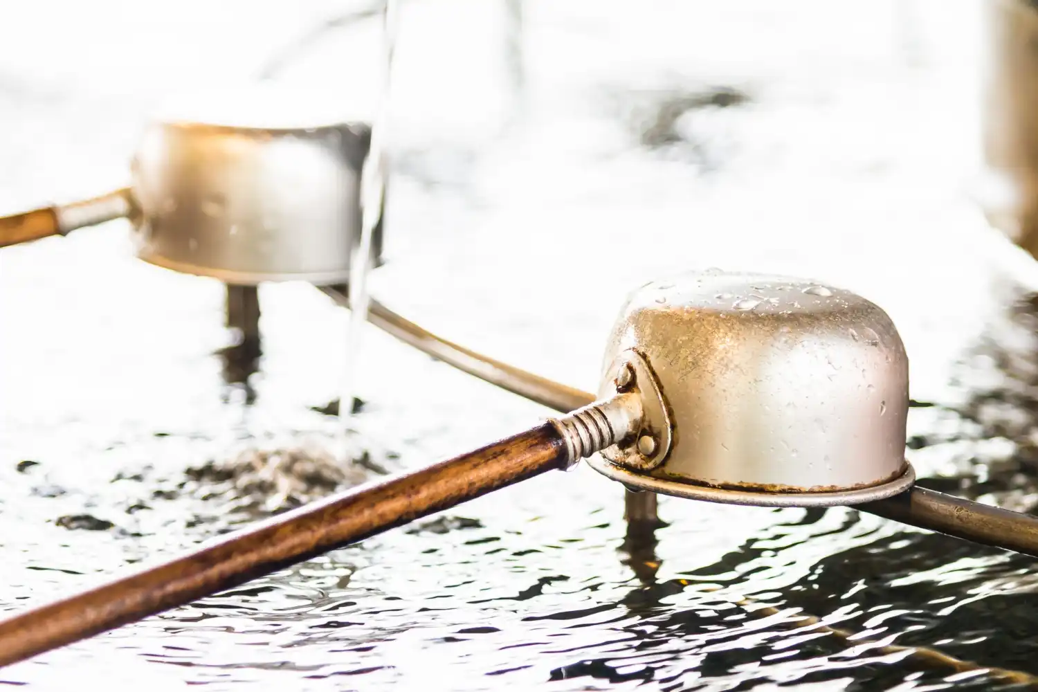 Poço artesiano ou semiartesiano mostrando equipamento de extração de água em operação, importante na escolha entre estes dois tipos de poços.