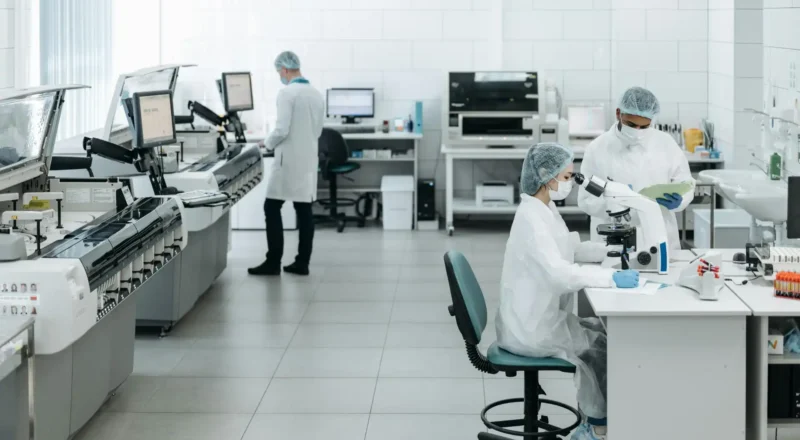 Imagem de laboratório com cientistas trabalhando, destacando a importância da informação confiável para vantagem competitiva nas operações.