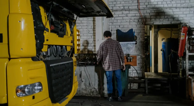 Profissional realizando manutenção em uma máquina industrial, com foco na importância de evitar falhas em projetos industriais que envolvem movimentação e equipamentos críticos.