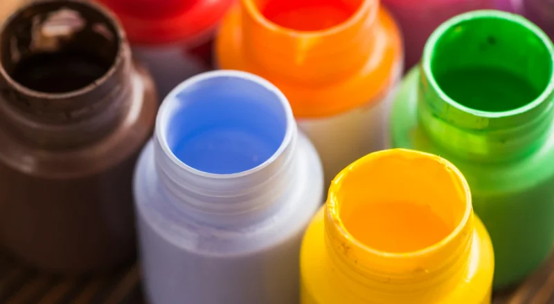 Tampas de tinta sublimática e tinta pigmentada em cores variadas, destacando a diferença entre esses tipos de tintas para projetos de impressão.