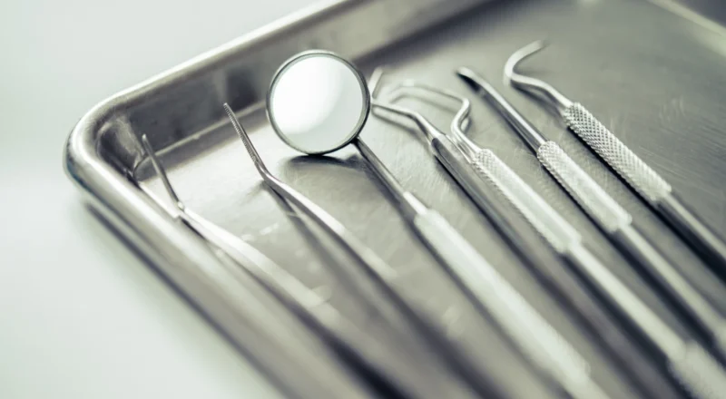 Instrumental odontológico usado na prática clínica odontológica, incluindo espelhos, curetas e pontas, essenciais para tratamentos eficientes e precisos.