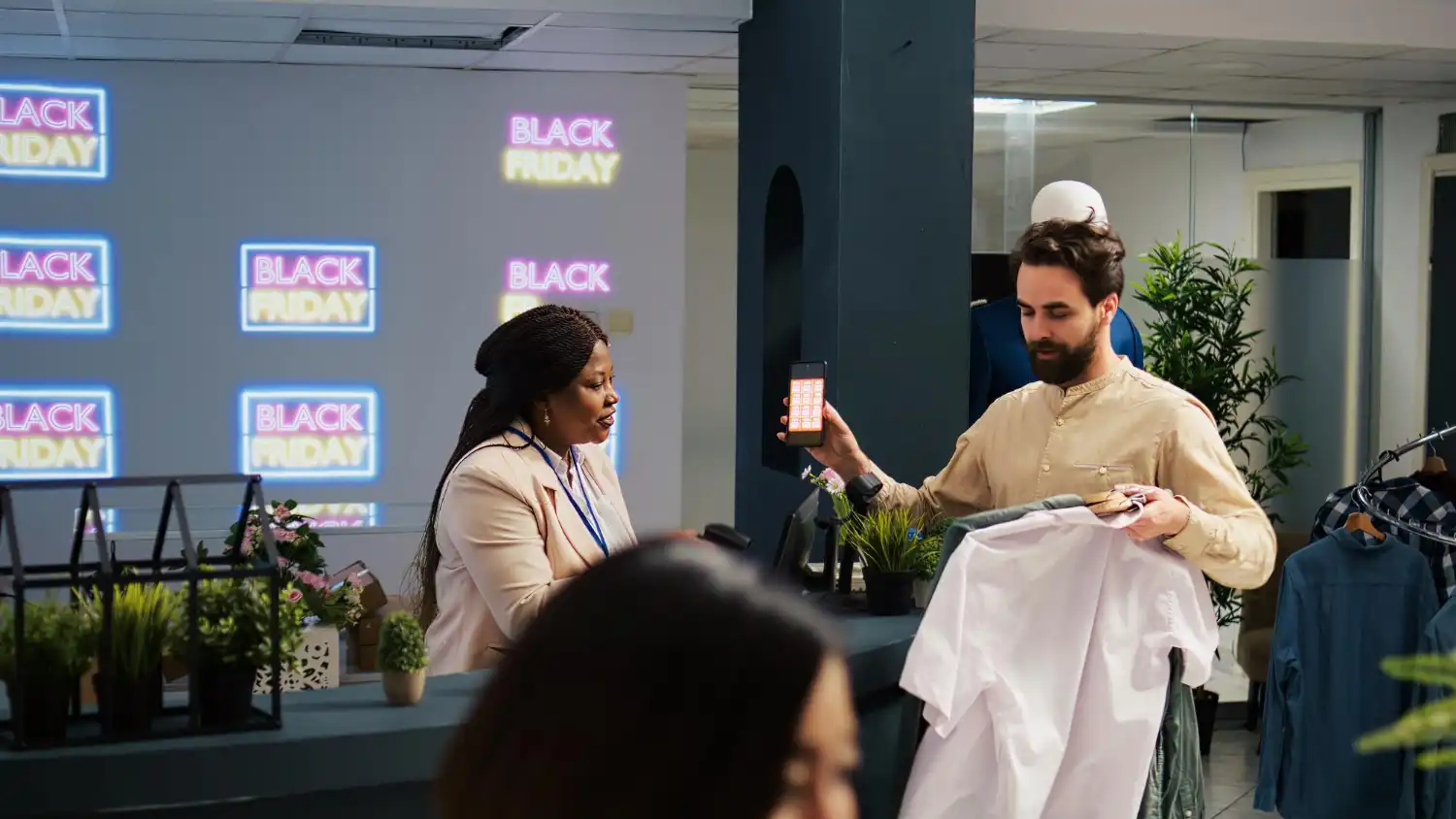 Evento com participantes interagindo, destacando a integração de experiências presenciais e digitais em ações híbridas durante Black Friday.