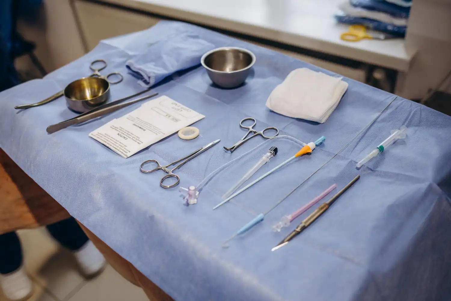 Mesa auxiliar hospitalar organizada com instrumentos médicos essenciais, utilizada em ambientes de emergência e cirurgias para facilitar procedimentos médicos eficientes.