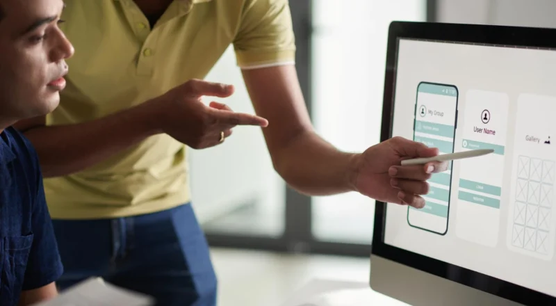 Especialistas analisando estratégias para criar landing pages que convertem seguindo boas práticas de design e usabilidade.