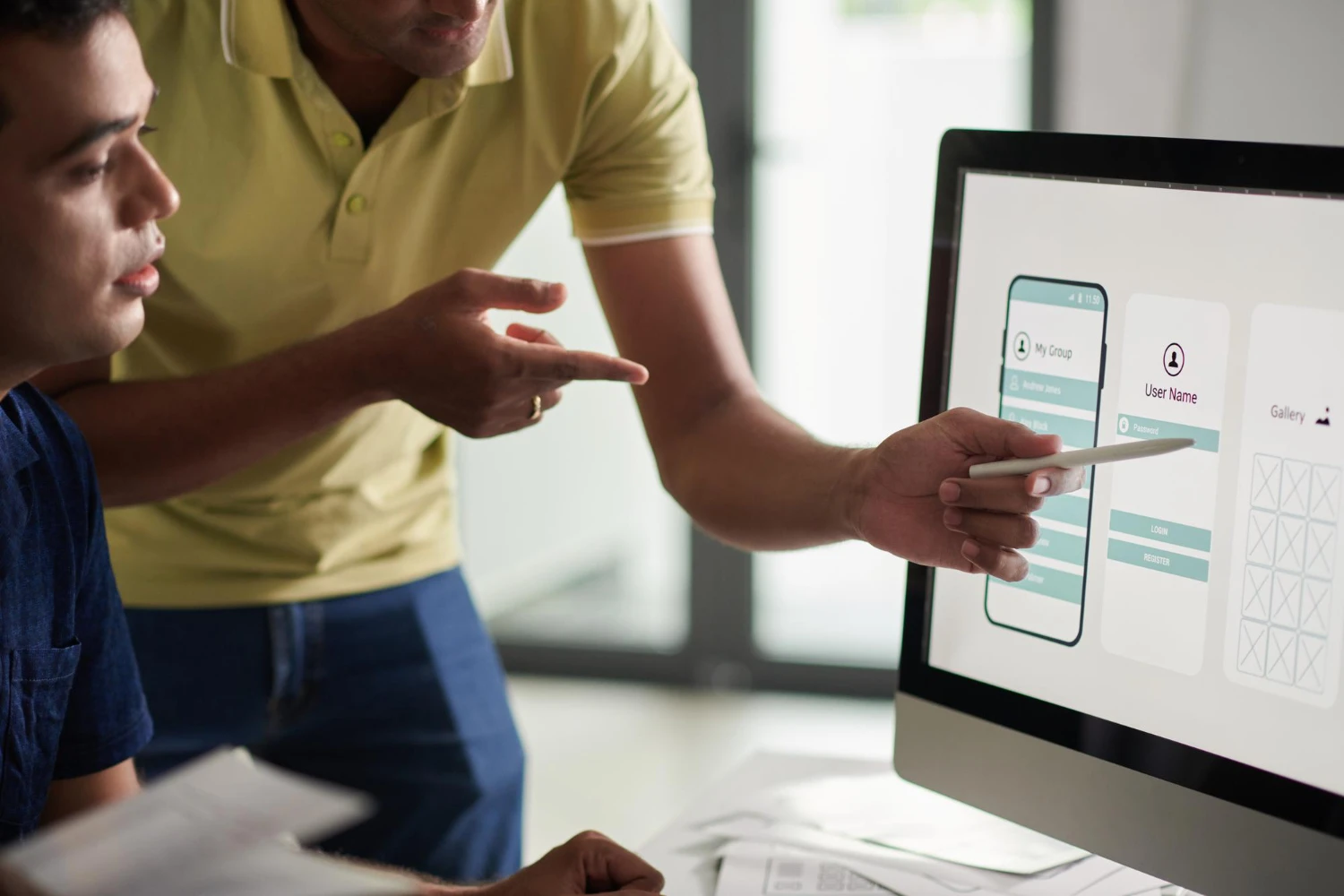 Especialistas analisando estratégias para criar landing pages que convertem seguindo boas práticas de design e usabilidade.