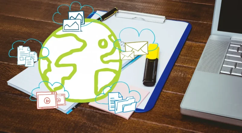 Mesa de trabalho com laptop e clipboard ao lado de ícones ilustrativos de logística, e-mail e cadeias globais, destacando a ideia de Cadeia de Suprimentos Resiliente: Lições Após Anos de Instabilidade Global.